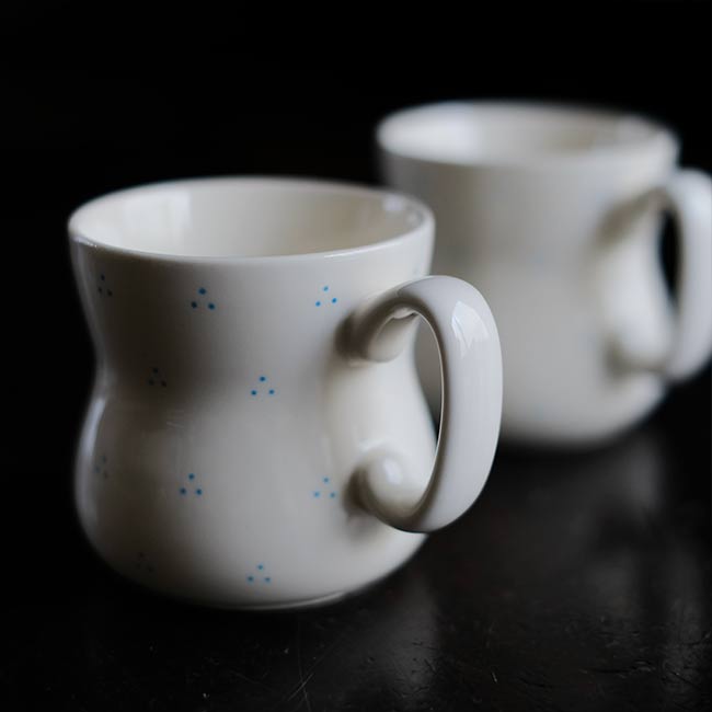 硬質陶器のカップ