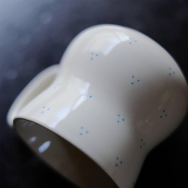 硬質陶器のカップ